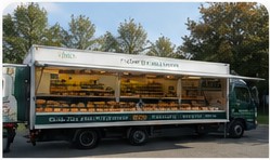 Verkoopwagen van een kaashandel op de markt